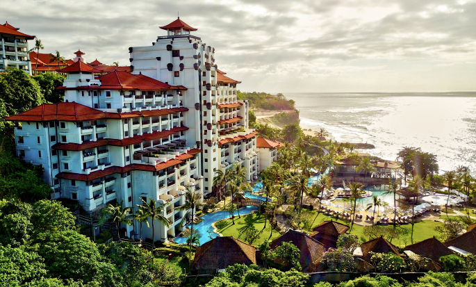 ภาพมุมสูงของ Hilton Bali Resort ที่หันหน้าออกสู่ทะเล